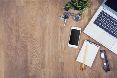 Zu Blogartikel 'Hilfe, schon wieder Papierdschungel! 9 Tipps für einen sauberen Schreibtisch' wechseln