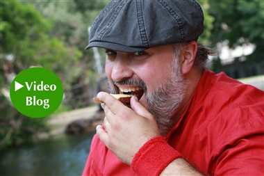 Zu Blogartikel 'Video-Blog mit Georgij Makazaria: „Wir sagen immer Butterbrot“' wechseln