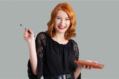 Zu Blogartikel 'Lern dich weiter: Hair und Make-up Artist werden' wechseln