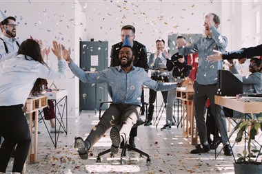 Zu Blogartikel 'Büro-Geburtstag: Wie feiere ich richtig?' wechseln